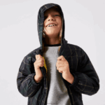 Lacoste מעיל רוח דוחה מים DZ4D0D3262 כחול כהה ירוק צהוב 9dw ילדים - Image 7
