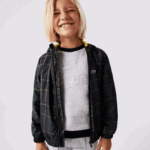 Lacoste מעיל רוח דוחה מים DZ4D0D3262 כחול כהה ירוק צהוב 9dw ילדים - Image 9