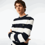 Lacoste סוודר ג'רזי מכותנה אורגנית עם פסים DZ4D0D439 שחור/לבן אה גברים - Image 2