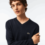 Lacoste סוודר כותנה אורגנית עם צווארון V DZ4D0D1326 כחול כהה 166 גברים - Image 2