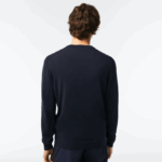 Lacoste סוודר כותנה אורגנית עם צווארון V DZ4D0D1326 כחול כהה 166 גברים - Image 3