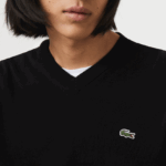 Lacoste סוודר כותנה אורגנית עם צווארון V DZ4D0D1323 שחור 031 גברים - Image 5