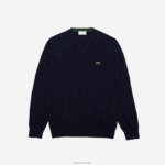 Lacoste סוודר כותנה אורגנית עם צווארון V DZ4D0D1326 כחול כהה 166 גברים - Image 5