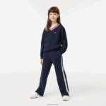 Lacoste סוודר כותנה בצוואר ניגודיות DZ4D0D3284 כחול כהה לבן qrn ילדים - Image 2
