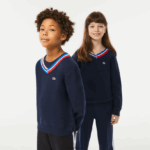 Lacoste סוודר כותנה בצוואר ניגודיות DZ4D0D3284 כחול כהה לבן qrn ילדים