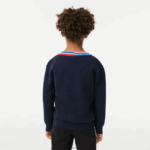 Lacoste סוודר כותנה בצוואר ניגודיות DZ4D0D3284 כחול כהה לבן qrn ילדים - Image 3