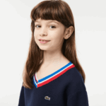 Lacoste סוודר כותנה בצוואר ניגודיות DZ4D0D3284 כחול כהה לבן qrn ילדים - Image 4