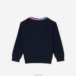 Lacoste סוודר כותנה בצוואר ניגודיות DZ4D0D3284 כחול כהה לבן qrn ילדים - Image 5