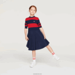 Lacoste סוודר עם צווארון גולף בסריג פסים DZ4D0D3294 כחול כהה אדום 0y4 בנות - Image 2