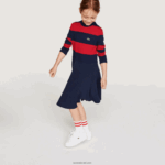 Lacoste סוודר עם צווארון גולף בסריג פסים DZ4D0D3294 כחול כהה אדום 0y4 בנות