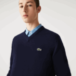 Lacoste סוודר צמר עם צווארון V DZ4D0D1555 כחול כהה 166 גברים - Image 2