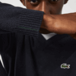 Lacoste סוודר צמר עם צווארון V DZ4D0D1555 כחול כהה 166 גברים - Image 4