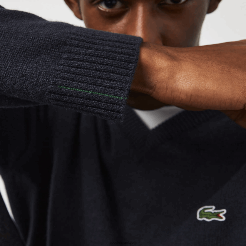 Lacoste סוודר צמר עם צווארון V DZ4D0D1555 כחול כהה 166 גברים - Image 4