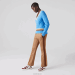 Lacoste סוודר צמר עם צווארון V DZ4D0D2636 כחול צהוב חום 060 נשים - Image 2