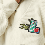 Lacoste סוודר צמר עם צווארון V DZ4D0D2642 לבן 70V נשים - Image 6