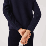 Lacoste סוודר צמר צווארון DZ4D0D2639 כחול כהה 166 נשים - Image 4