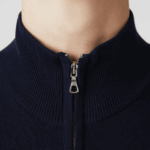 Lacoste סוודר רוכסן מכותנה אורגנית בצווארון סטנד-אפ DZ4D0D461 כחול כהה 166 גברים - Image 7