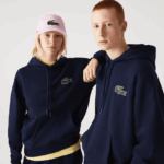 Lacoste סווטשירט כותנה אורגנית עם קפוצ'ון בגזרה רופפת DZ4D0D366 כחול כהה 166 גברים
