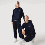 Lacoste סווטשירט כותנה אורגנית עם קפוצ'ון בגזרה רופפת DZ4D0D366 כחול כהה 166 גברים - Image 8