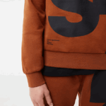 Lacoste סווטשירט כותנה עם אותיות ניגודיות בהתאמה קלאסית DZ4D0D1040 חום 3pb גברים - Image 4
