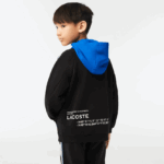 Lacoste סווטשירט עם ברדס עם כיס קנגורו DZ4D0D3205 שחור כחול 985 ילדים - Image 3