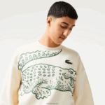 Lacoste סווטשירט עם צווארון עגול בגזרה רופפת בהדפס קרוק DZ4D0D360 לבן xfj גברים - Image 2