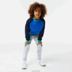 Lacoste סווטשירט קולור בלוק ממותג DZ4D0D3194 כחול כהה ירוק 7w2 בנים - Image 2