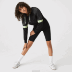 Lacoste סווטשירט קולורבלוק קצוץ בגזרה רופפת DZ4D0D2580 שחור c31 נשים - Image 2