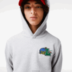 Lacoste סווטשירט קפוצ'ון בהדפס אפקט קומי DZ4D0D1133 chine אפור cca גברים - Image 2