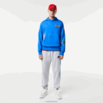 Lacoste סווטשירט קפוצ'ון בהדפס אפקט קומי DZ4D0D1134 כחול k1q גברים - Image 2