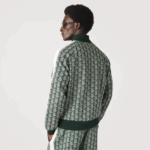 Lacoste סווטשירט רוכסן בהתאמה רגילה בהדפס מונוגרמה DZ4D0D276 ירוק בז '7m4 גברים - Image 2