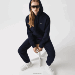 Lacoste סווטשירט תערובת כותנה עם קפוצ'ון בגזרה רופפת DZ4D0D2527 כחול כהה 166 נשים - Image 2