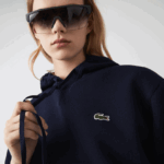 Lacoste סווטשירט תערובת כותנה עם קפוצ'ון בגזרה רופפת DZ4D0D2527 כחול כהה 166 נשים - Image 4
