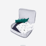 Lacoste סט קופסת פיג'מות צעצועים וכותנה אורגנית DZ4D0D2984 כחול כהה לבן 525 ילדים