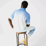 Lacoste פולו כותנה עם הדפס מדורג בגזרה רופפת DZ4D0D838 כחול לבן טורקיז 3ux גברים - Image 4