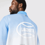 Lacoste פולו כותנה עם הדפס מדורג בגזרה רופפת DZ4D0D838 כחול לבן טורקיז 3ux גברים - Image 5