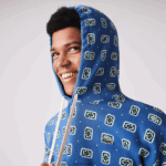 Lacoste קפוצ'ון כותנה בהדפס חי בגזרה רופפת DZ4D0D1143 כחול לבן bx9 גברים - Image 6
