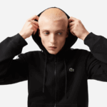 Lacoste קפוצ'ון רוכסן בגזרה קלאסית עם פסי מותג DZ4D0D13 שחור 031 גברים - Image 2