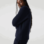 Lacoste קרדיגן צמר עם צווארון V DZ4D0D2641 כחול כהה 166 נשים - Image 4
