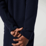 Lacoste קרדיגן צמר עם צווארון V DZ4D0D2641 כחול כהה 166 נשים - Image 5