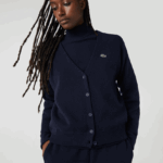 Lacoste קרדיגן צמר עם צווארון V DZ4D0D2641 כחול כהה 166 נשים - Image 6
