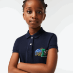 Lacoste שמלת פולו מכותנה אורגנית לחג DZ4D0D3268 כחול כהה 166 בנות - Image 2