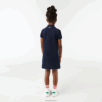 Lacoste שמלת פולו מכותנה אורגנית לחג DZ4D0D3268 כחול כהה 166 בנות - Image 3