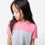 Lacoste שמלת קפוצ'ון קולורבלוק מכותנה אורגנית DZ4D0D3079 צ'ין אפור ורוד ew1 בנות - Image 2