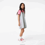 Lacoste שמלת קפוצ'ון קולורבלוק מכותנה אורגנית DZ4D0D3079 צ'ין אפור ורוד ew1 בנות