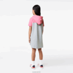Lacoste שמלת קפוצ'ון קולורבלוק מכותנה אורגנית DZ4D0D3079 צ'ין אפור ורוד ew1 בנות - Image 3